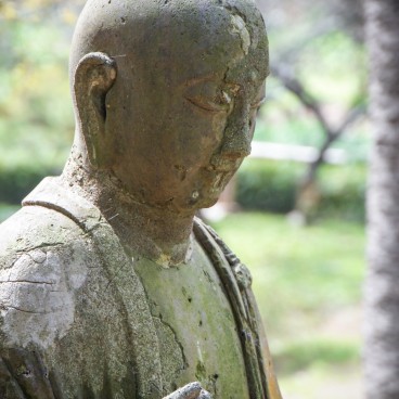 Statue bouddhique au jardin Sankei-en à Yokohama