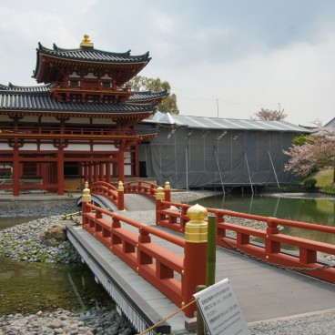 Temple Byodo-in à Uji, Pont rouge pour accéder au Pavillon du Phénix
