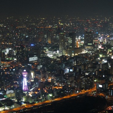 Osaka, Abeno Harukas, Vue nocturne sur la tour Tsutenkaku