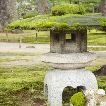 Jardin Kenrokuen à Kanazawa, Lanterne de pierre couverte de mousse