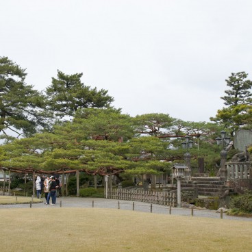 Jardin Kenrokuen à Kanazawa, Vue sur le jardin et le monument Meiji