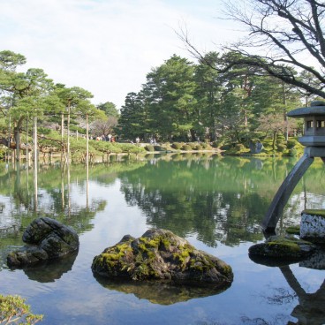 Jardin Kenrokuen à Kanazawa, Lac Kasumigaike et lanterne de pierre