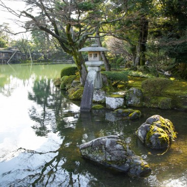 Jardin Kenrokuen à Kanazawa, Lanterne de pierre Kotoji