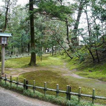 Jardin Kenrokuen à Kanazawa, Chemin de promenade et végétation