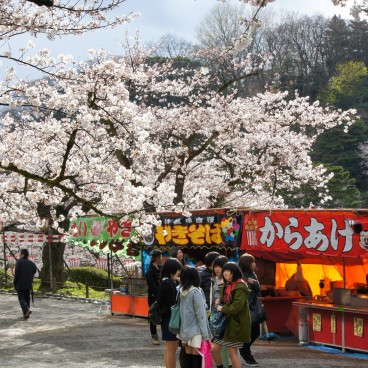 Jardin Kenrokuen à Kanazawa, Stands de nourriture de festival au printemps