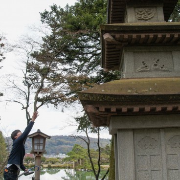 Jardin Kenrokuen à Kanazawa, Pagode de pierre sur la colline Sazae-yama
