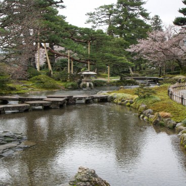 Jardin Kenrokuen à Kanazawa, Etang, lanterne de pierre et cerisiers en fleurs