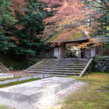 Honen-in (Kyoto), entrée du temple en automne