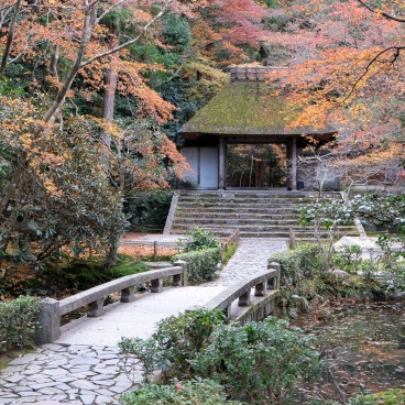 Honen-in (Kyoto), pont de pierre et porte traditionnelle