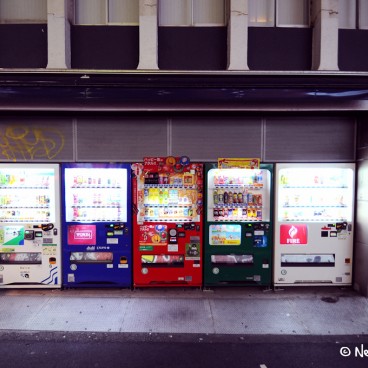 Distributeurs automatiques de boissons alignés le long d'un trottoir au Japon