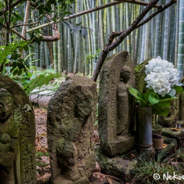 Temple Hokoku-ji à Kamakura, Stèles bouddhistes