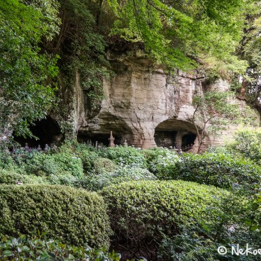 Temple Hokoku-ji à Kamakura, Grottes et stèles
