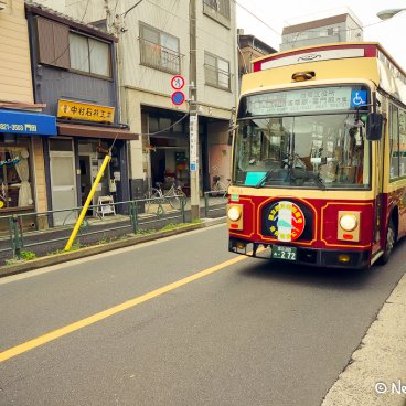Yanaka (Tokyo), rue traditionnelle du quartier avec bus