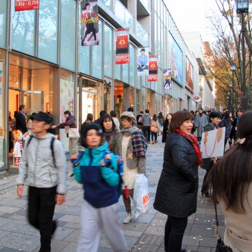 Avenue Omotesando (Tokyo), Affluence sur les trottoirs