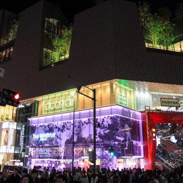 Avenue Omotesando (Tokyo), Illumination nocturne des vitrines des boutiques 2