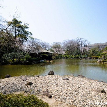 Keitaku-en (Osaka), Vue sur la plage de galets et la maison de thé 
