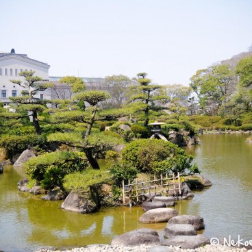 Keitaku-en (Osaka), Musée municipal des Beaux-arts d'Osaka et pins