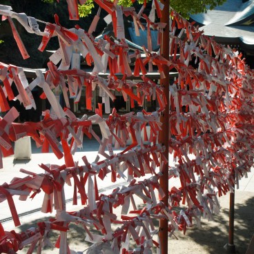 Enoshima-jinja, Sanctuaire Hetsunomiya et omikuji