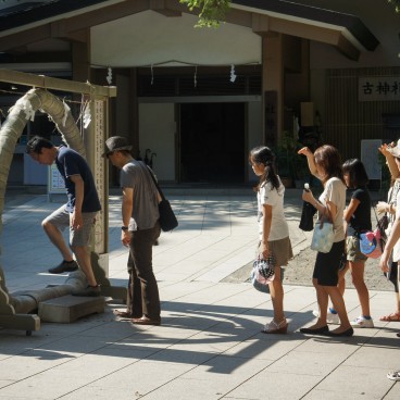 Enoshima-jinja, Passage d'un cerceau de paille chi no wa