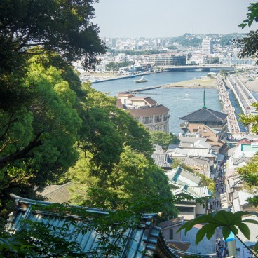 Enoshima-jinja, Vue sur le pont et la ville de Fujisawa