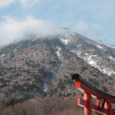 Okunikko, Mont Nantai et torii shinto en hiver