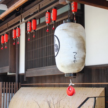 Quartier Naramachi à Nara, Lanternes et poupée de singe en tissu à Ganri-in