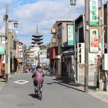 Quartier Naramachi à Nara, Rue commerçante et vue sur la pagode du Kofuku-ji