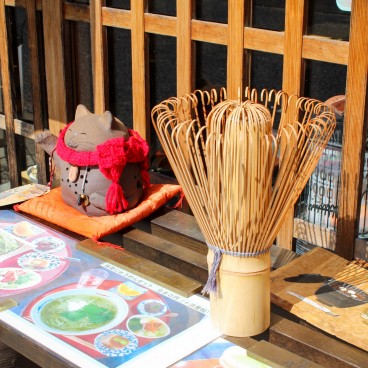 Quartier Naramachi à Nara, Présentoir de restaurant avec Manekineko et fouet à thé matcha géant