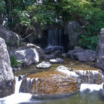 Parc Ohori (Fukuoka), Cascade dans le jardin japonais Ohori Teien