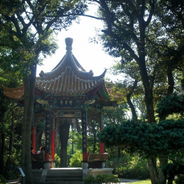 jardin Samuel Cocking (Enoshima), allée sous la végétation du parc et pavillon asiatique