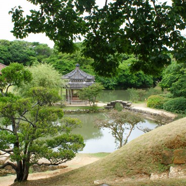 Shikina-en à Okinawa, Vue sur l'étang, le pavillon hexagonal et des constructions traditionnelles