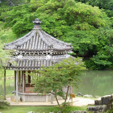 Shikina-en à Okinawa, Vue sur l'étang et le pavillon hexagonal Rokkaku-do