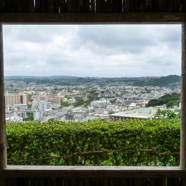 Shikina-en à Okinawa, Vue sur la ville depuis les hauteurs du jardin