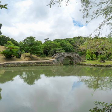 Shikina-en à Okinawa, Vue sur l'étang et pont typique