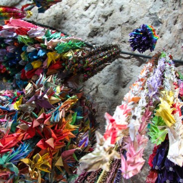 Guirlandes de grues en origami à Zeniarai Benten
