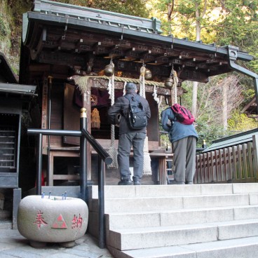 Visiteurs priant à Zeniarai Benten