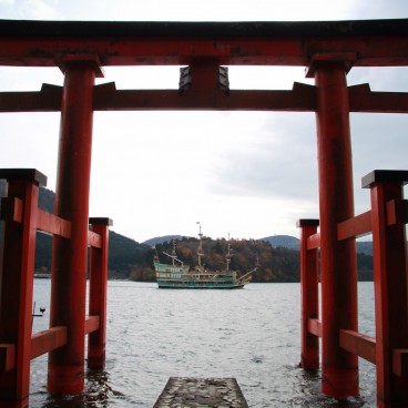 Hakone-jinja, Vue sur le torii flottant et le lac Ashi 4