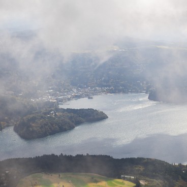 Vue sur le Lac Ashi (Hakone) depuis le téléphérique en automne