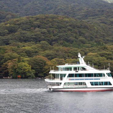 Lac Ashi (Hakone), Bateau de croisière