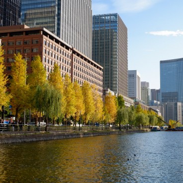 Vue sur Marunouchi et les douves impériales de Tokyo