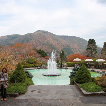 Parc Gora à Hakone, vue sur la fontaine et les environs en automne