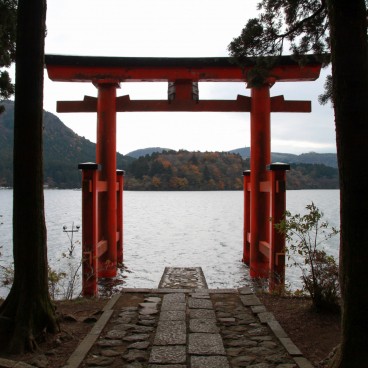 Hakone-jinja, Vue sur le torii flottant et le lac Ashi 2