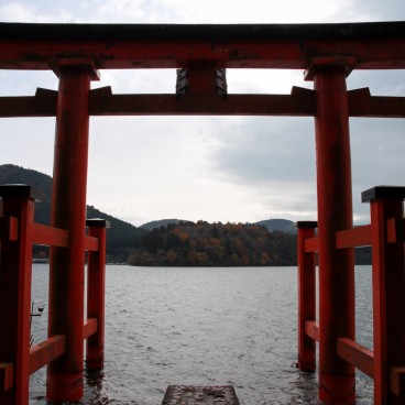 Hakone-jinja, Vue sur le torii flottant et le lac Ashi 3
