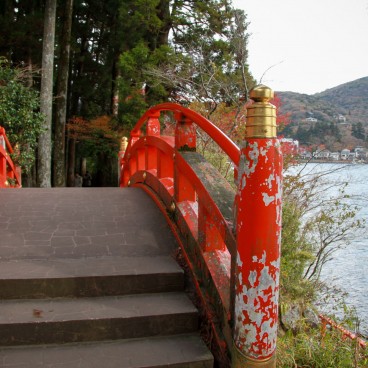 Hakone-jinja, Pont rouge