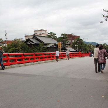 Takayama (Alpes Japonaises), pont vermillon Naka-bashi dans le centre-ville historique