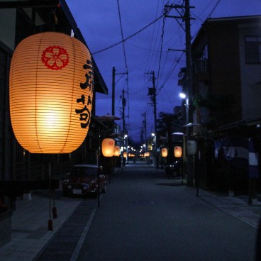 Takayama (Alpes Japonaises), rue commerçante ancienne éclairée aux lanternes de papier