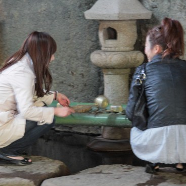 Visiteurs lavant leurs pièces à Zeniarai Benten