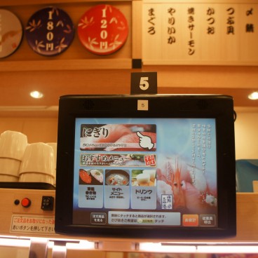 Ecran pour commander dans un restaurant de kaiten-zushi