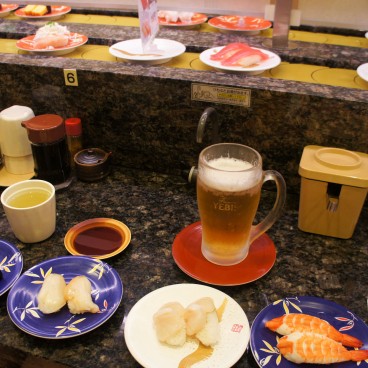 Place au comptoir dans un restaurant de kaiten-zushi