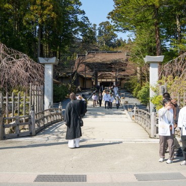 Kongobu-ji (Mont Koya), Pèlerins à l'entrée du temple